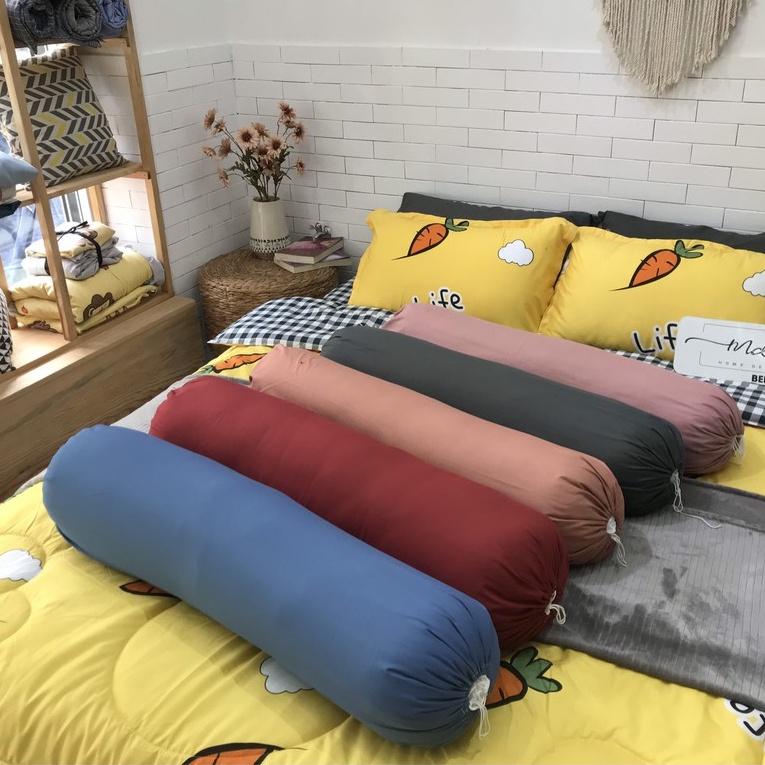 Vỏ gối ôm cùng màu với ga giường trong bộ chăn ga gối khách đã đặt, kích thước35cmx100cm