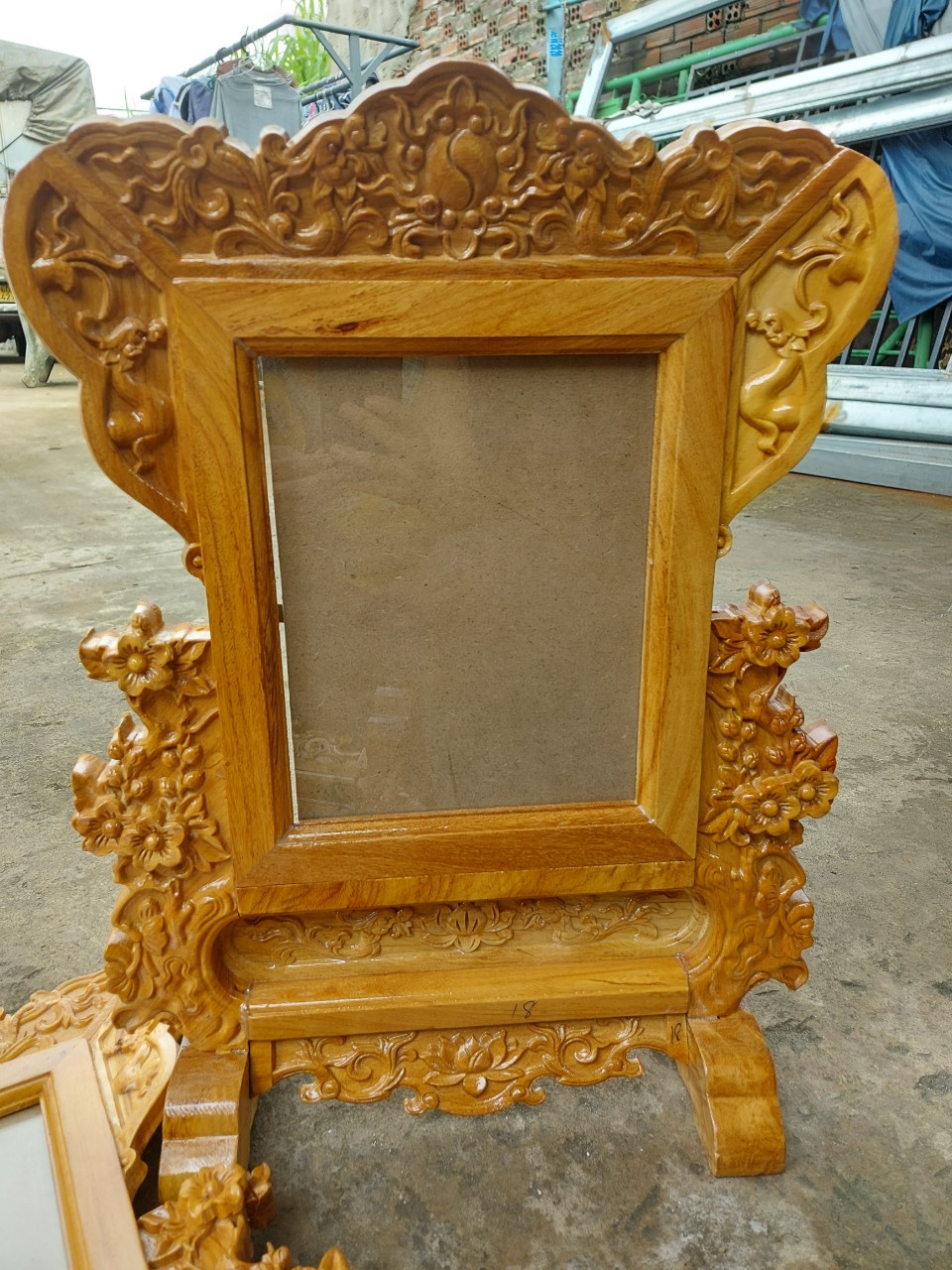 Khung ảnh thờ,khung hình thờ gỗ gõ cao cấp chạm khắc hoa mai  20 x25 cm