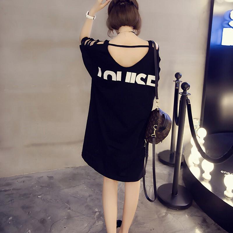 Đầm nữ ngắn tay cổ chữ U in chữ, cắt xẻ độc đáo