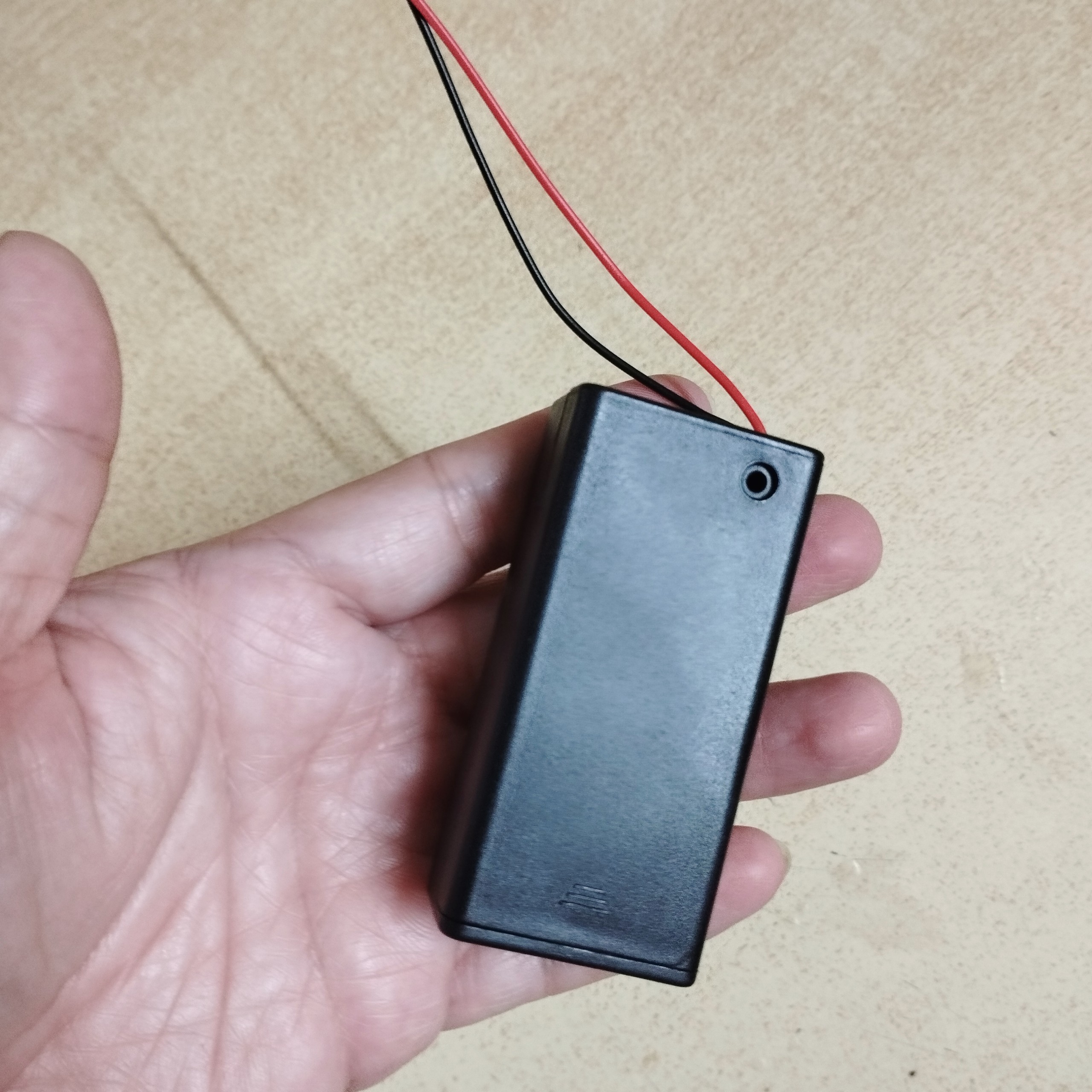 Khay pin 9V có nắp đậy kèm công tắc để chế tạo