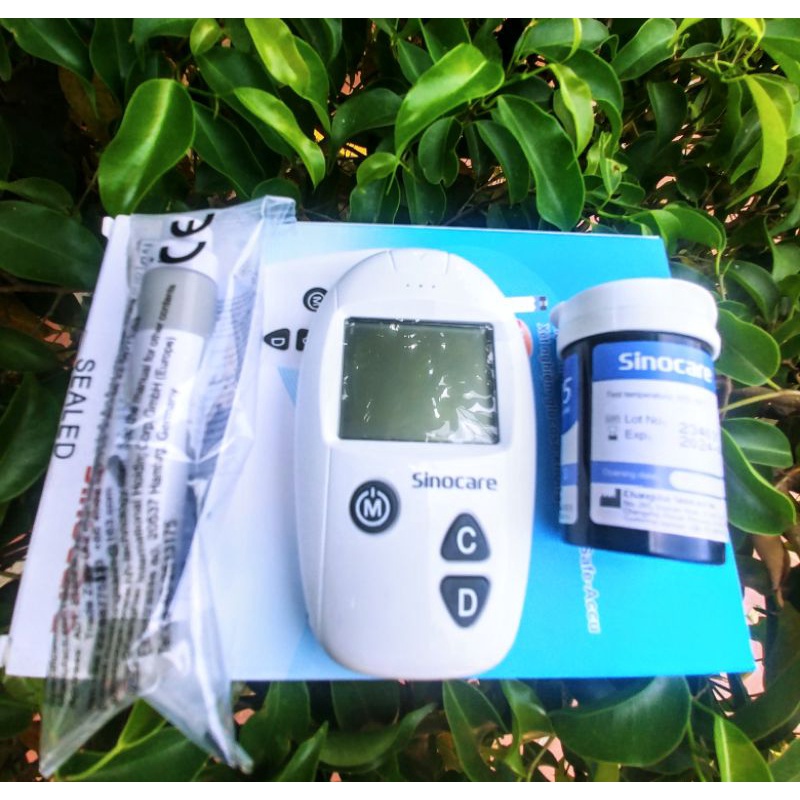 Bộ máy đo đường huyết Safe Accu tại nhà tặng kèm que đo và kim lấy máu