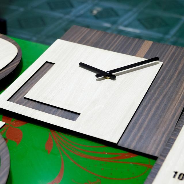 Đồng hồ treo tường gỗ dễ thương hình vuông