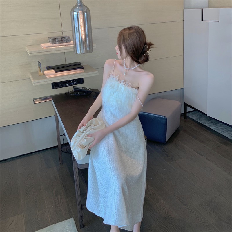 Đầm Xòe 2 Dây Phối Lông Đi Tiệc kiểu dáng xòe nhẹ nhàng nữ tính,phối lông ở ngực kèm dây hạt làm điểm nhấn. Tạo nên chiếc đầm phong cách thời trang trẻ trung,ngọt ngào nữ tính mà ko kém phần quyến rũ và sang chảnh. Màu sắc và kiểu dáng ko kén da lun ạ