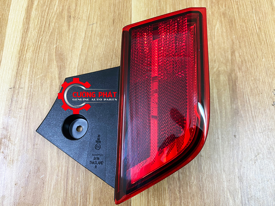 Đèn phản quang sau Mitsubishi Pajero Sport 2018 mã bên lái 8355A026