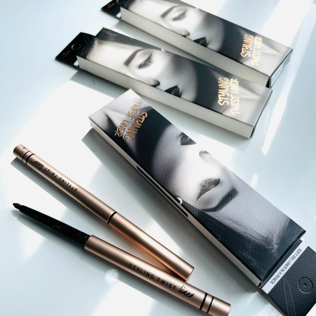 Chì kẻ mắt dạng gel Vacosi Styling Styling Twist Liner