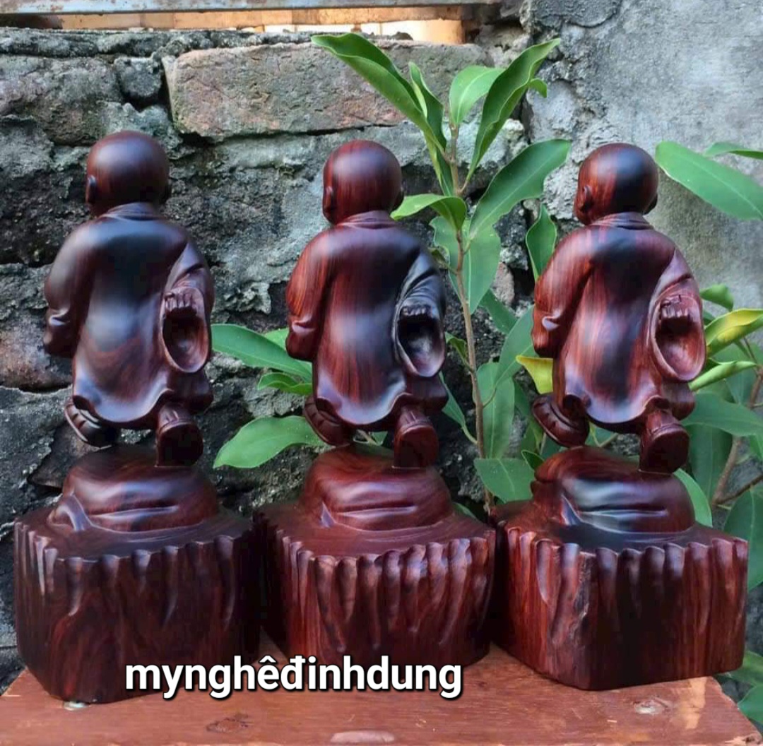 Tượng chú tiểu thong dong bằng gỗ trắc cao 20cm