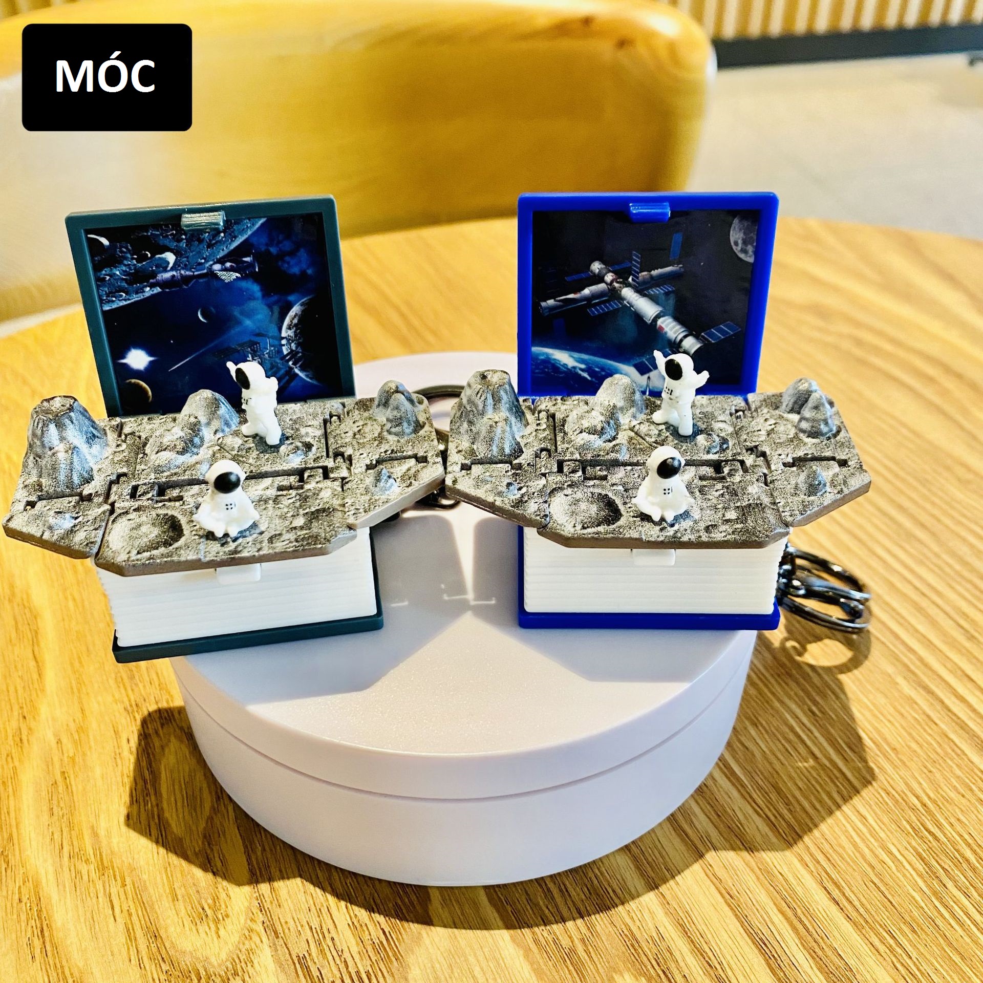 Móc khóa quyển sách phi hành gia - bật ra là mô hình