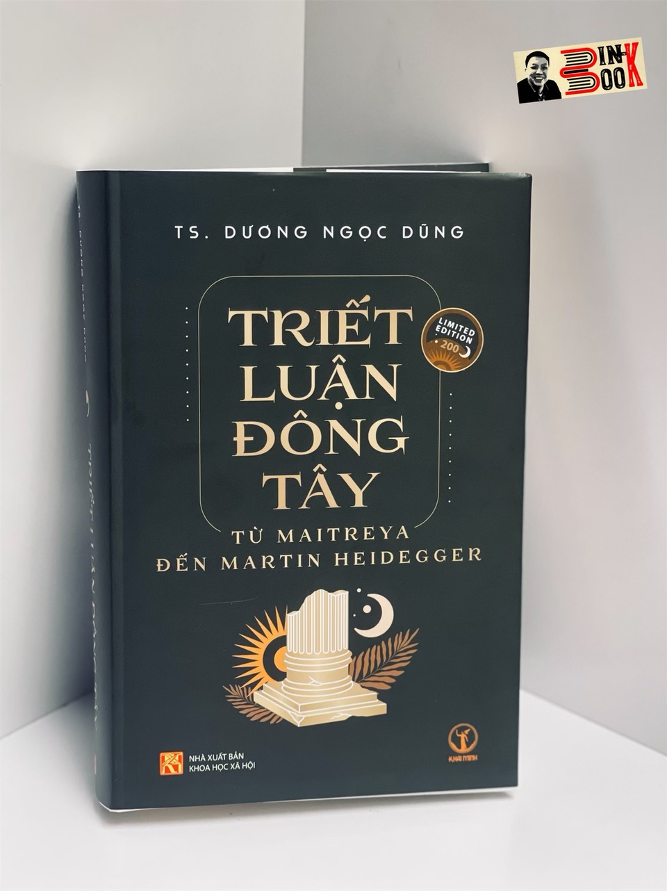 (Ấn bản giới hạn 200c – Chữ Ký Tác Giả) (Bìa Cứng) TRIẾT LUẬN ĐÔNG TÂY: Từ Maitreya Đến Martin Heidegger - Dương Ngọc Dũng - KhaiMinhBook