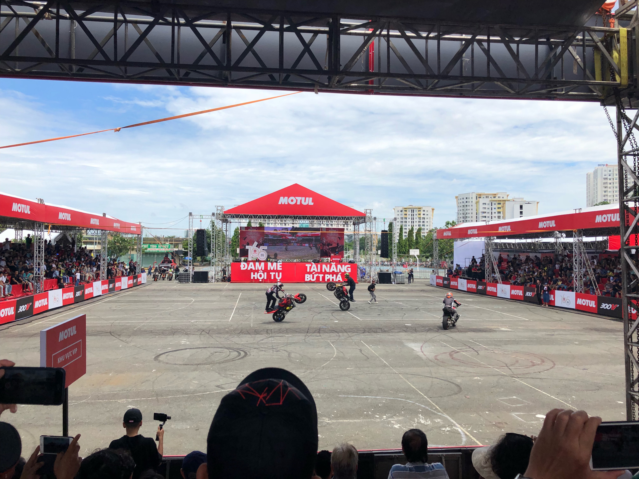 Nhớt cao cấp cho xe tay ga đời mới Motul Scooter Power LE 5W40 800ml tặng nhớt hộp số Motul Gear 80W90 120ml