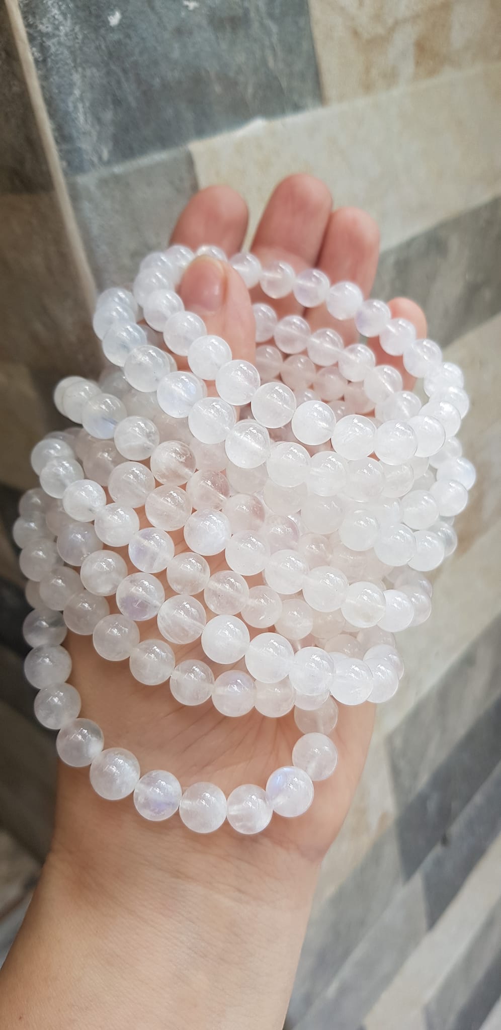 Vòng tay phong thuỷ may mắn moon trắng tự nhiên 8mm hay đá ánh trăng trắng trong bóng đẹp size vòng hạt 8mm màu trắng trong sáng tươi đẹp chuẩn hợp nữ mệnh kim mệnh thuỷ đeo ạ