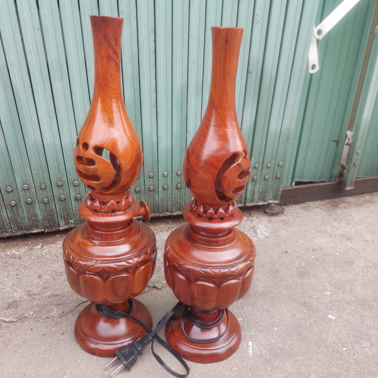Cặp đèn thờ gia tiên kiểu đèn dầu gỗ hương nguyên khối cao 35cm