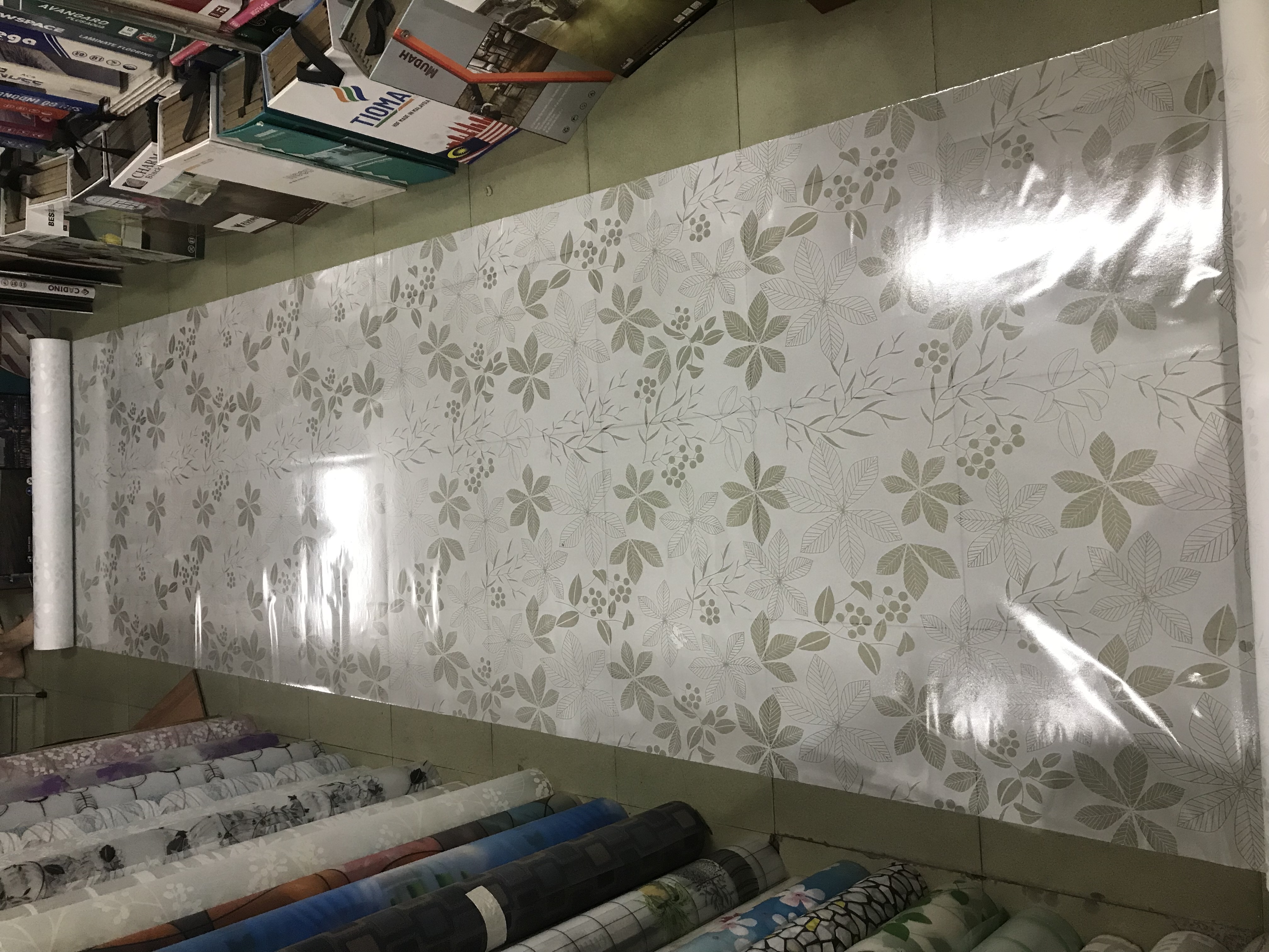 Giấy dán kính mờ hoa văn 3D keo sẵn bóc dán loại 1