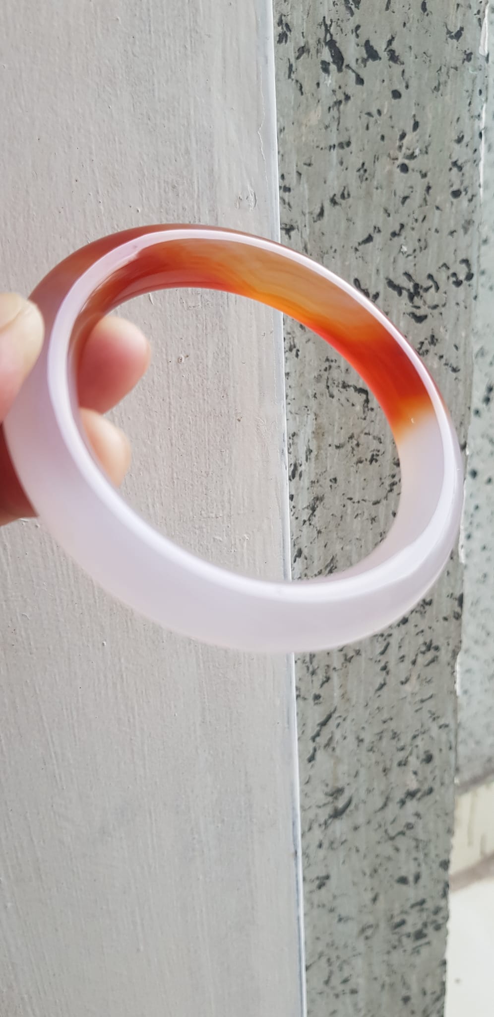 Vòng tay đá mã não Đỏ đậm Trắng Ni 56mm x cọng to 10mm Màu đỏ đậm trắng bóng 1 bên đẹp ạ Nữ 55kg - 63kg đeo xinh tay đẹp ạ