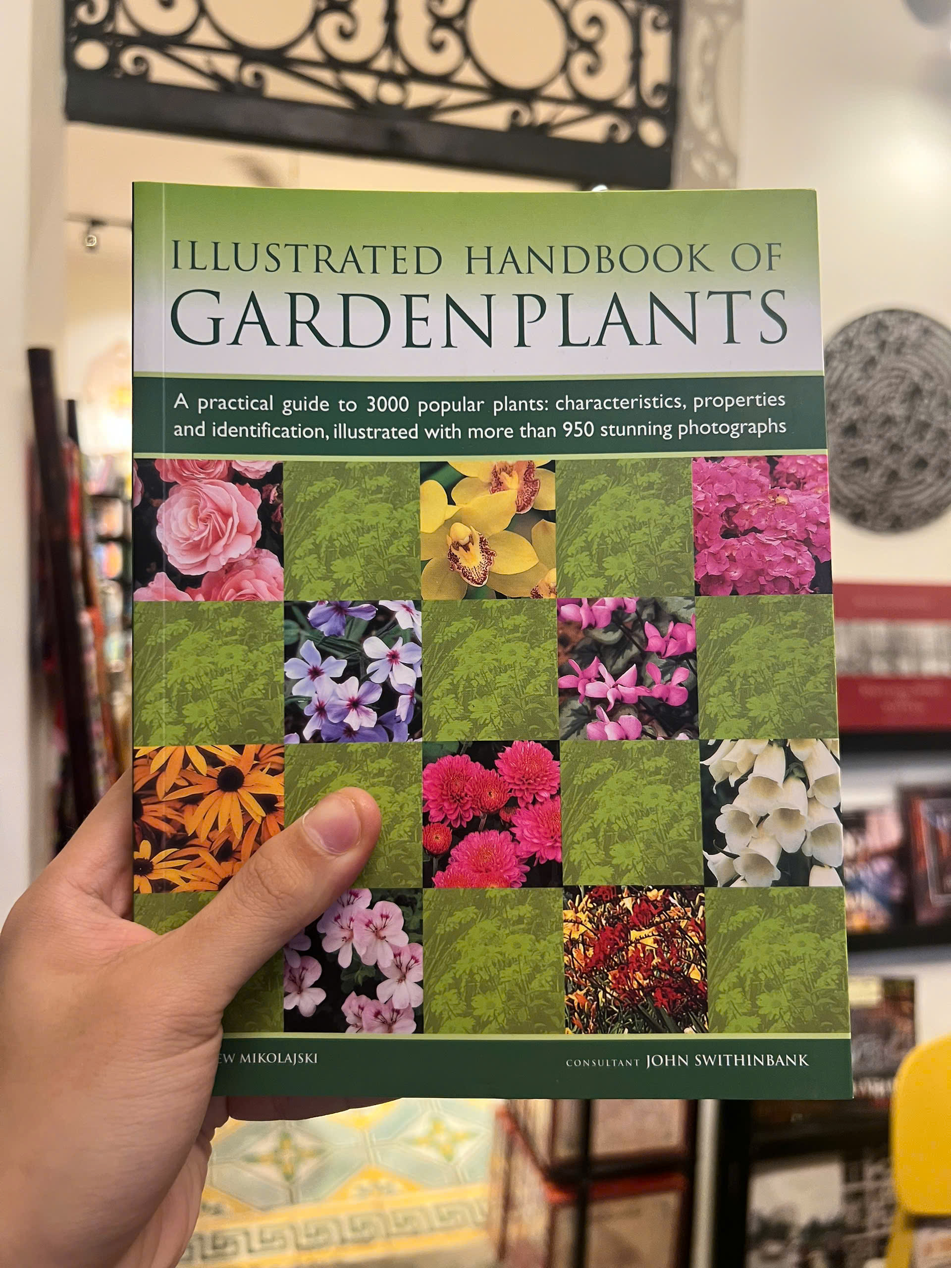 Sách - Illustrated Handbook Of Garden Plants: A Practical Guide To 3000 Popular Plants