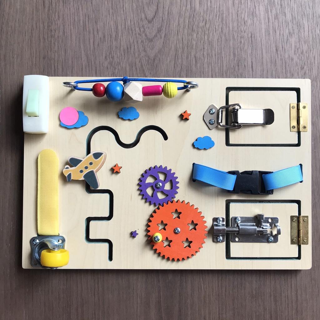 Đồ chơi bằng gỗ Bảng bận rộn mini ,bảng busy board giúp bé phát triển tư duy não bộ và rèn tính kiên trì và đôi tay khéo léo