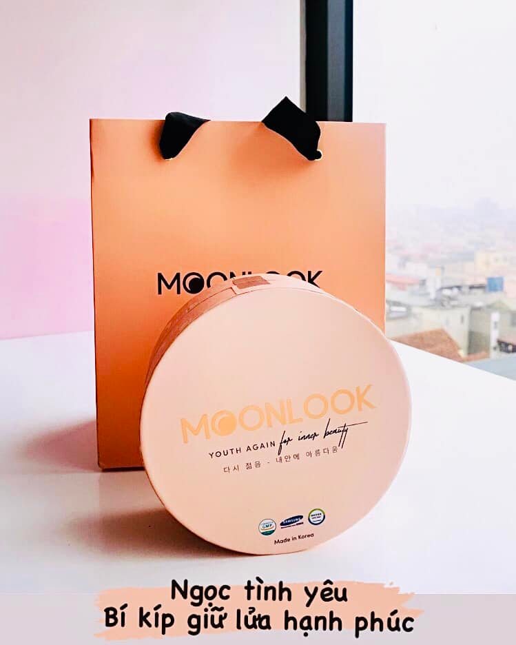 Viên ngọc tình yêu Moonlook làm hồng se khít cô bé