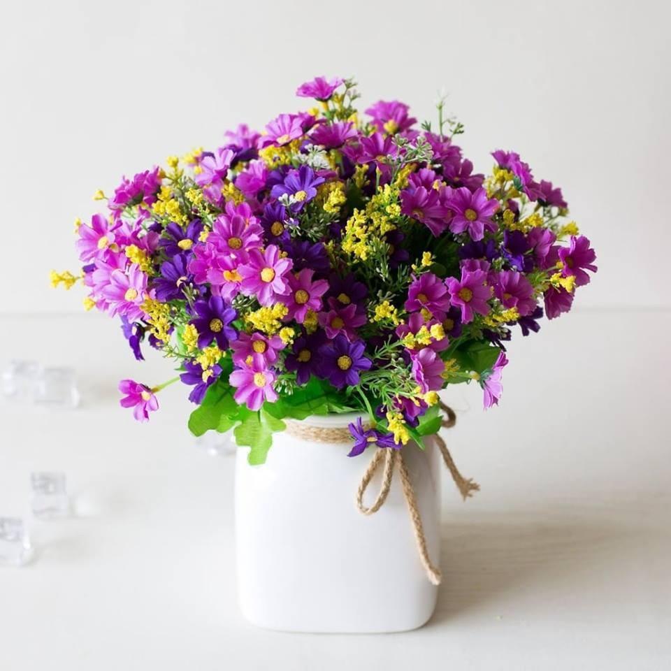 Chậu hoa cúc nhí để bàn y hình gồm lọ sứ cắm hoa và 5 cành hoa nhí