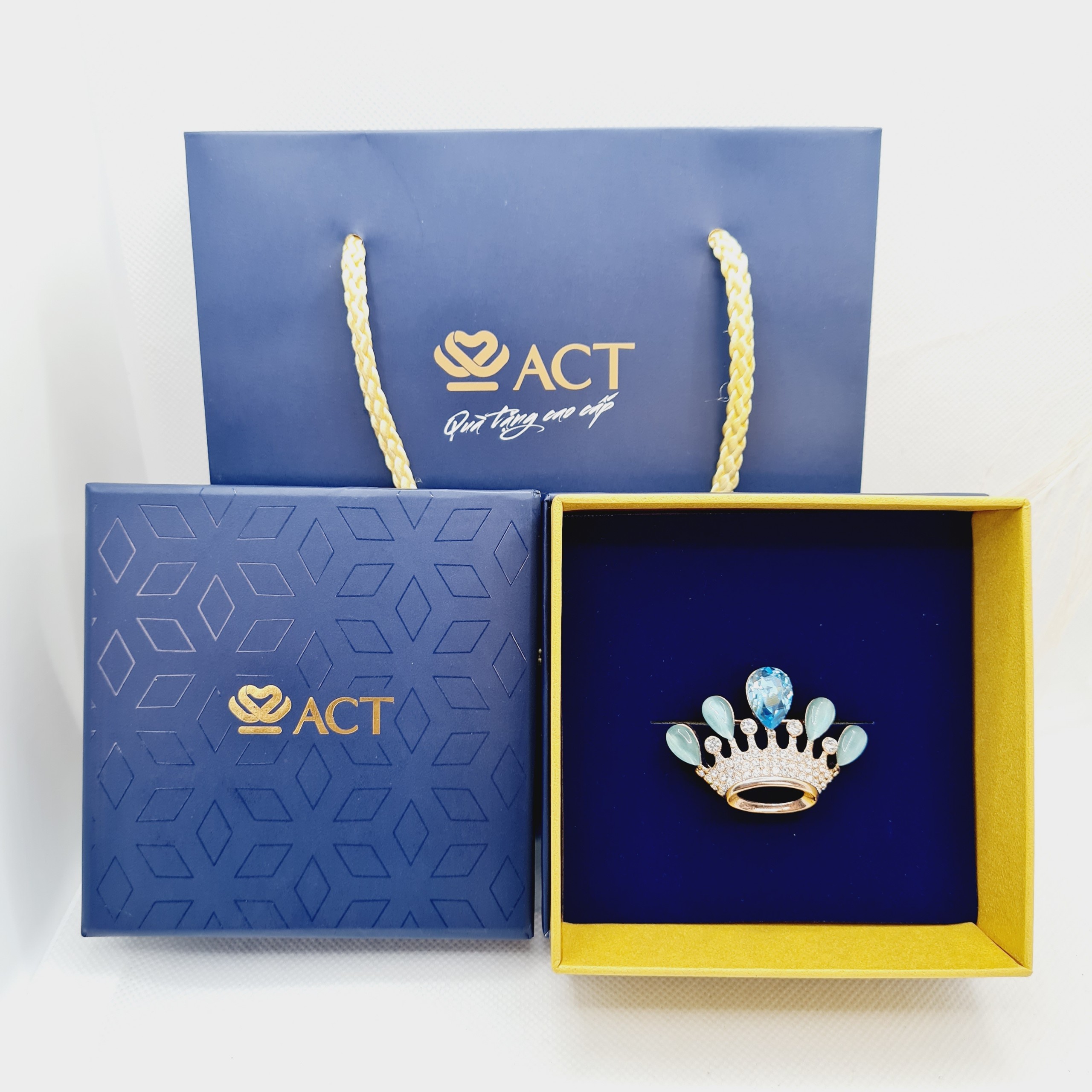 Cài áo vương miện đá xanh