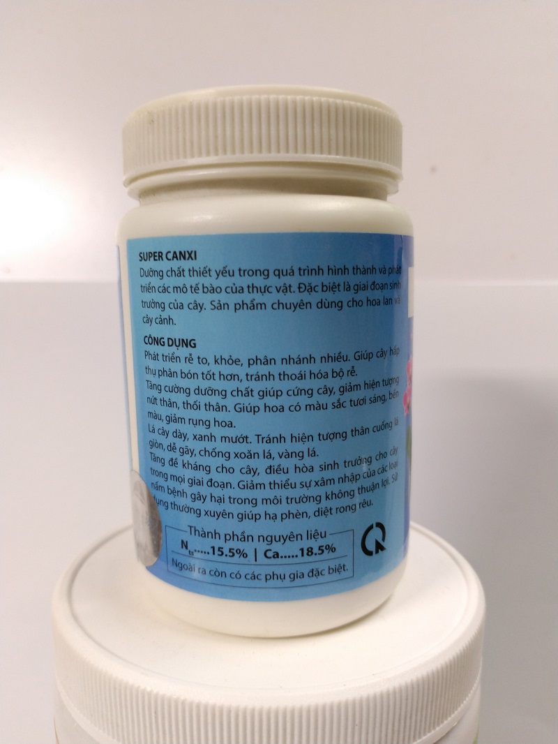Phân bón vi lượng SIAMB3 SUPER CANXI 15.5-0-0+26.5 CaO, giúp cây phát triển rễ mạnh, phân nhánh nhiều, hoa tươi màu và lâu tàn 100gr.