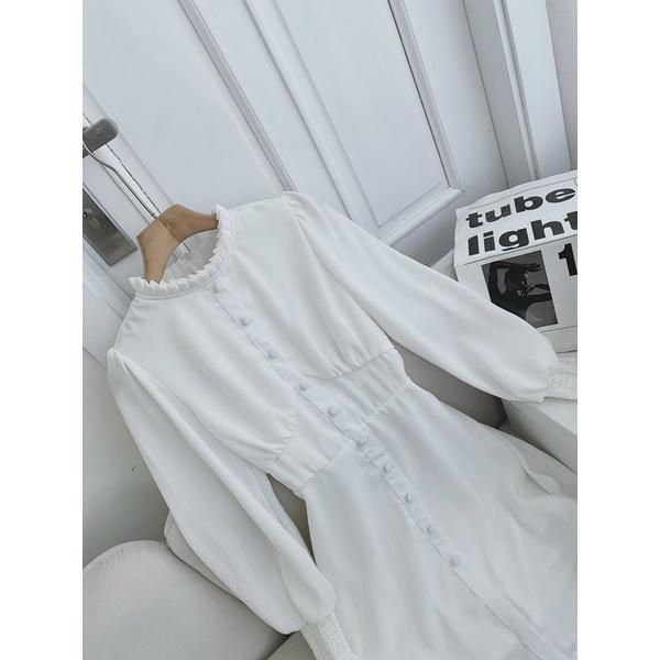 Đầm trắng cổ trụ nút bọc tay bo