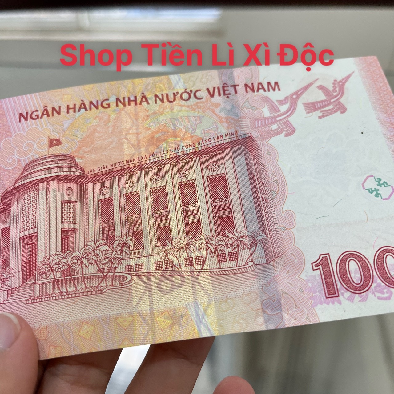 Hãy chiêm ngưỡng hình ảnh đồng tiền 100 đồng với những họa tiết độc đáo và tinh tế, nó là biểu tượng của sự đoàn kết và sự kiên trì của người dân Việt Nam.