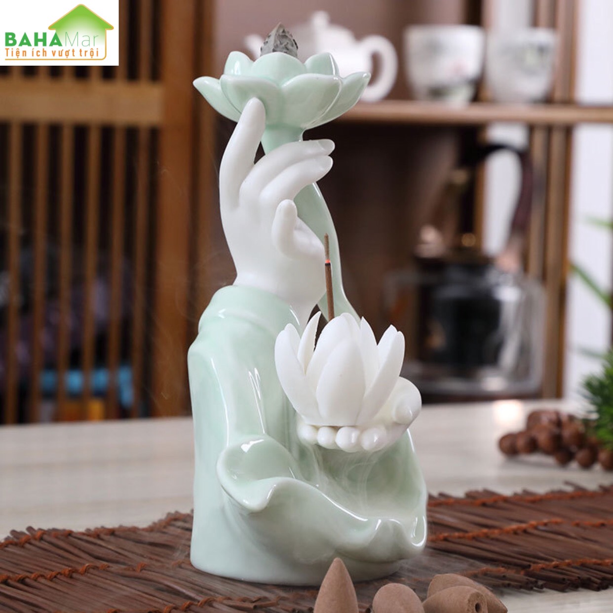 THÁC KHÓI TRẦM HƯƠNG CHẢY NGƯỢC TAY PHẬT CẦM NHÀNH SEN TRANG TRÍ MEN NGỌC "BAHAMAR" Hương với thiết kế chảy dài đổ khói hơi nước tạo nên sự bí ẩn khí quyển.