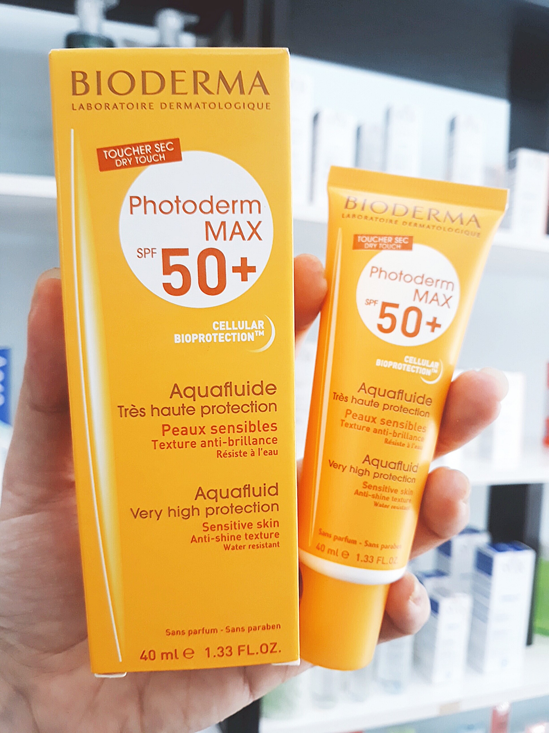 Kem Chống Nắng Bioderma Photoderm MAX Aquafluide SPF 50+ Giảm Bóng Nhờn Dành Cho Mọi Loại Da Đặc Biệt Là Da Dầu, Nhạy Cảm (Không Màu) 40ml + Tặng Kèm 1 Móc Khóa Hình Tour Eiffel Viền Đỏ