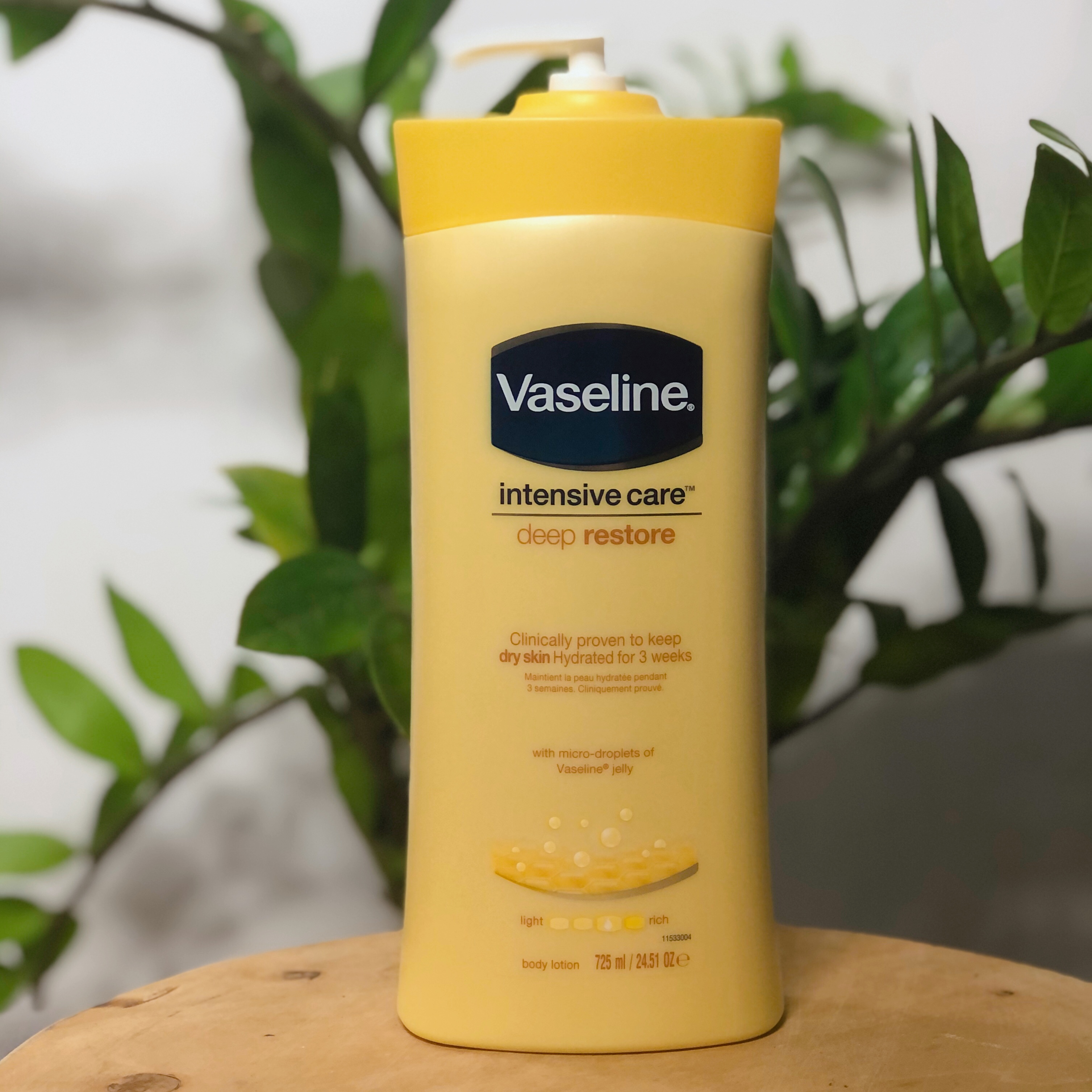 Sữa dưỡng thể Vaseline Intensive Care Essential Healing Lotion 725ml Vàng