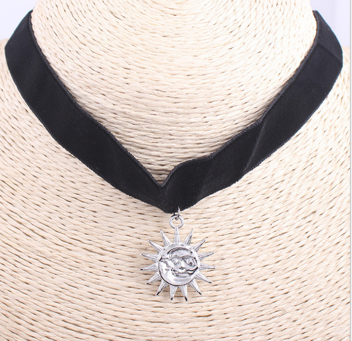 Vòng cổ choker hình mặt hề màu bạc V23