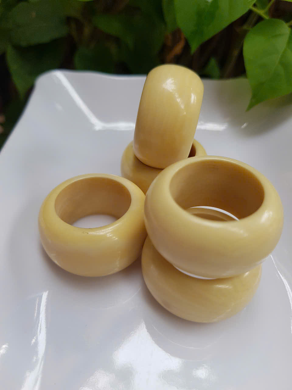Nhẫn Nam Giả Ngà hay Xương Mỹ Nghệ màu trắng Ni 20mm Cao 16mm Dầy 5mm Dành Cho Các Anh Nam đeo nhẫn ngón tay cái hay bất kỳ ngón tay nào ni lọt vừa tay là 20mm rẻ vẫn đẹp như thường ạ