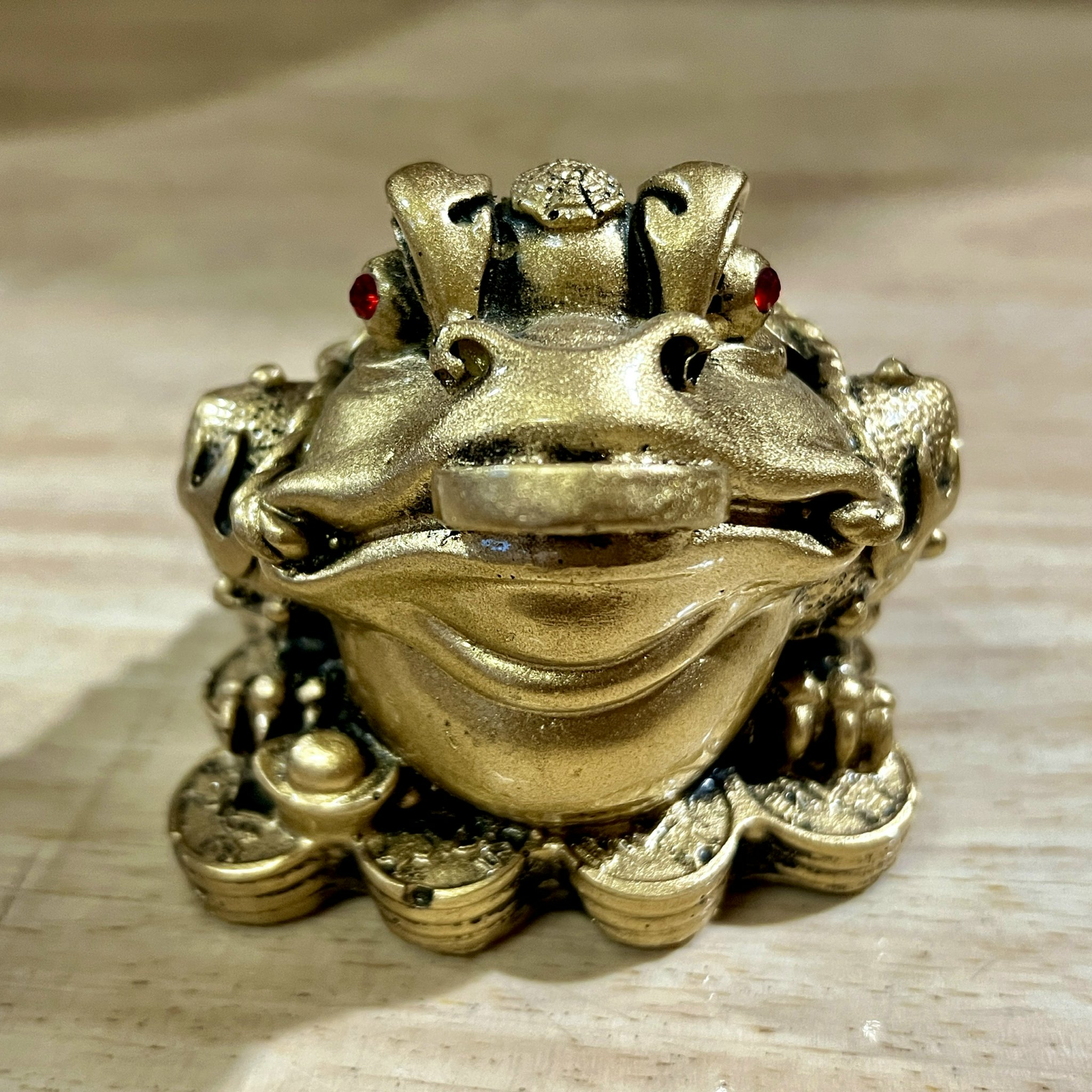 Thiềm Thừ phong thủy màu vàng bằng bột đá cao cấp cao 8cm – Cóc 3 chân