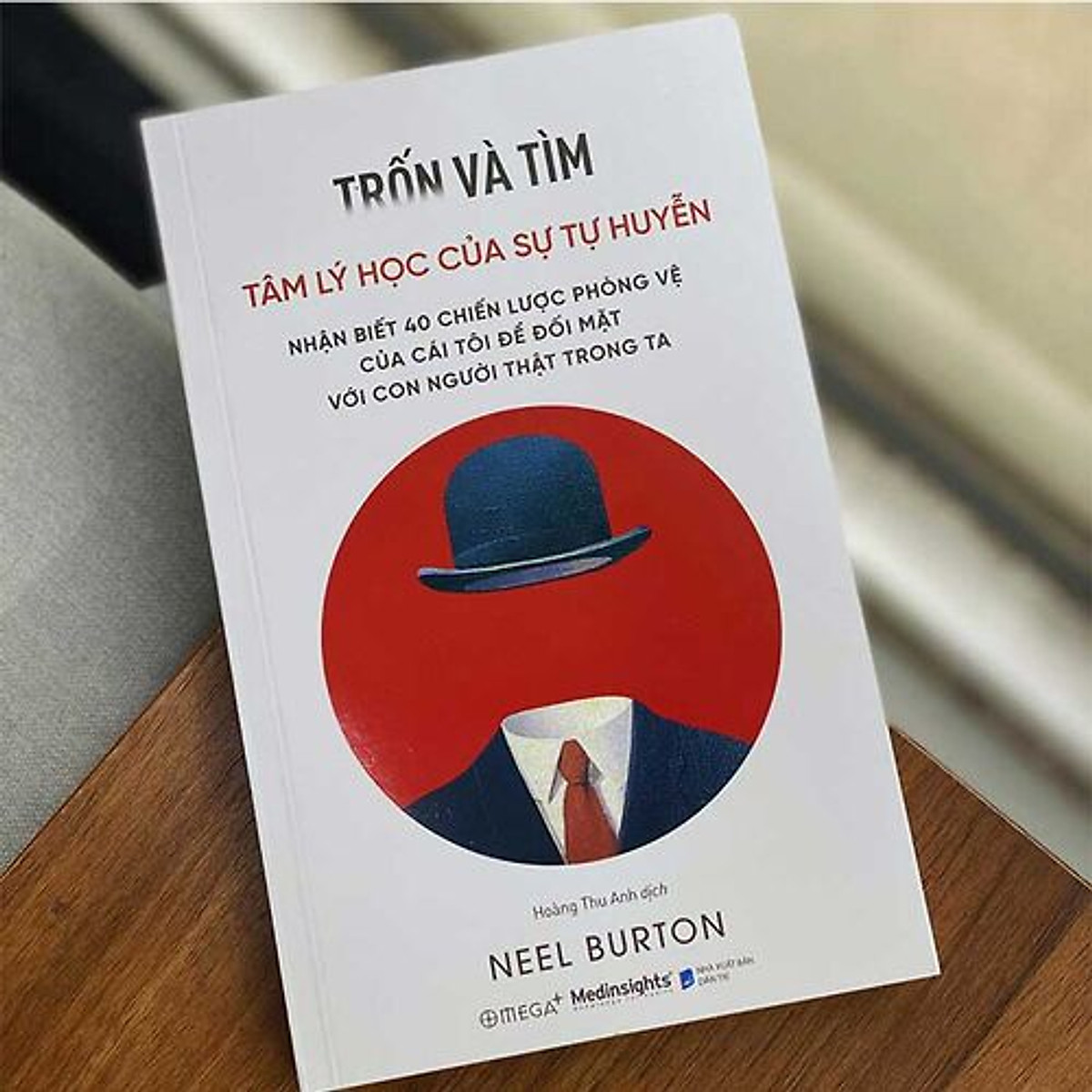 Trạm Đọc | Trốn Và Tìm - Tâm lý học của sự tự huyễn - Nhận biết 40 chiến lược phòng vệ cái tôi để đối mặt với con người thật trong ta