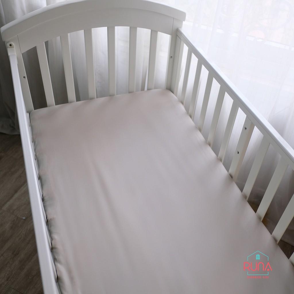 Ga chun bọc nệm cũi của bé RUNA KIDS chất liệu Satin cao cấp mềm mịn thoáng mát an toàn cho da bé kích thước 56x100cm