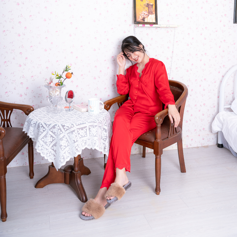 Đồ bộ pijama lụa, đồ mặc nhà nữ VILADY - B105 kiểu tay dài quần dài, hoạ tiết trơn phối viên ren quyến rũ, chất liệu lụa Pháp (lụa latin) cao cấp - Màu đỏ