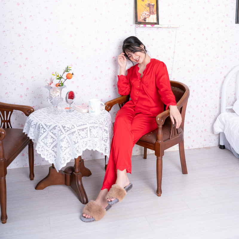 Đồ bộ pijama lụa, đồ mặc nhà nữ VILADY - B105 kiểu tay dài quần dài, hoạ tiết trơn phối viên ren quyến rũ, chất liệu lụa Pháp cao cấp - Màu đỏ