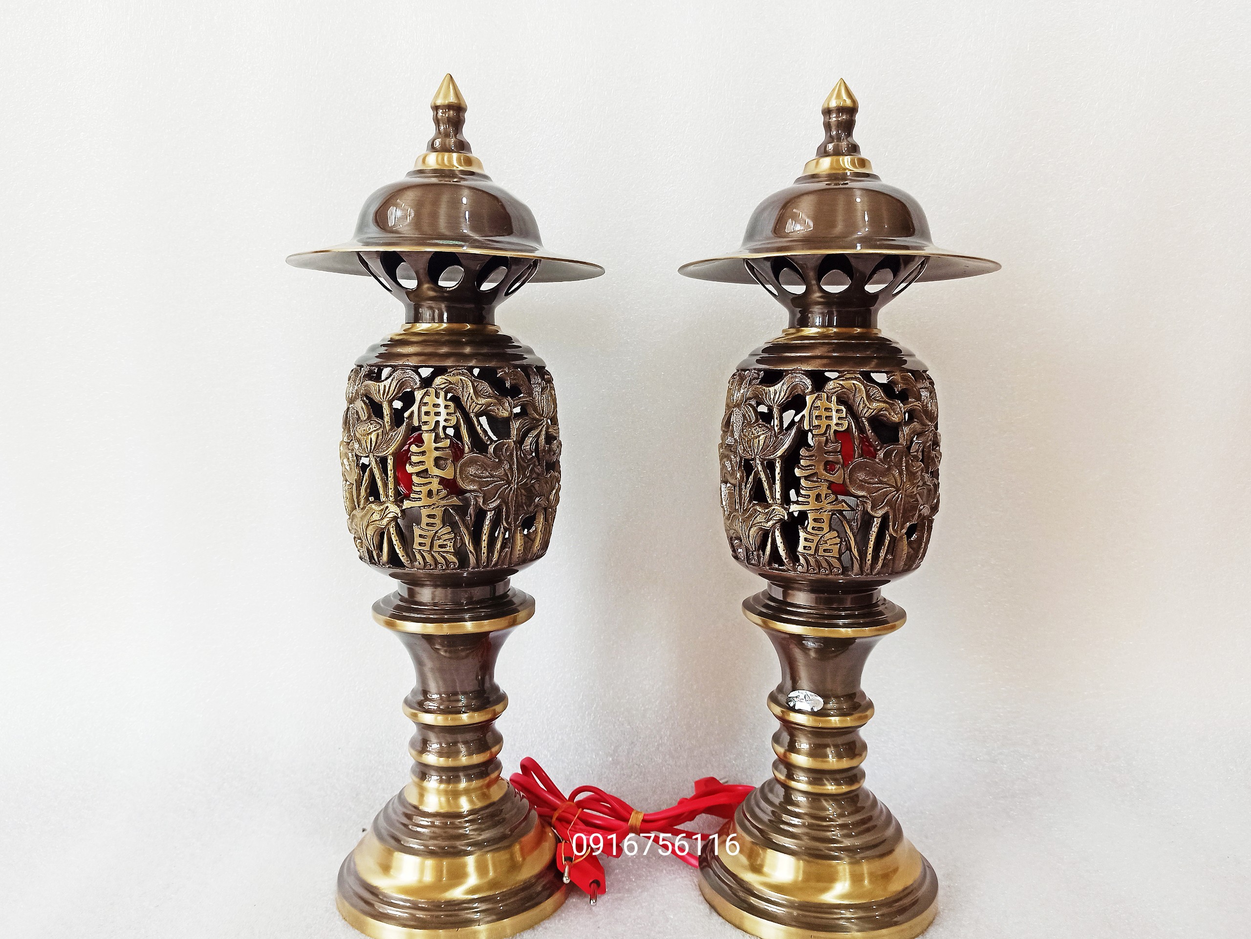 Đôi đèn thờ hoa sen đồng thau cao cấp đèn phong thủy họa tiết hoa sen đồng thau 37cm, 43cm phẩm thờ cúng