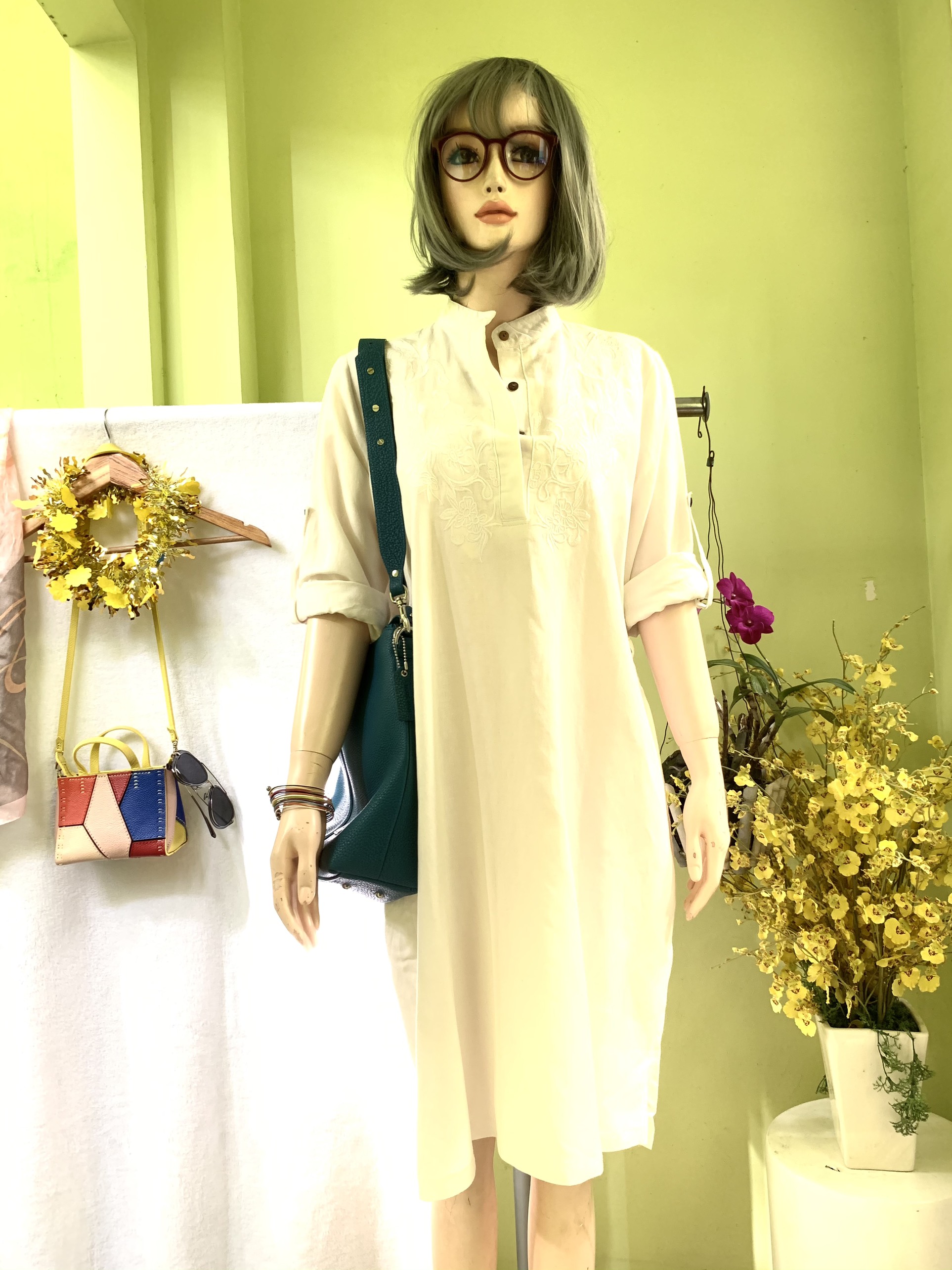 Đầm linen phong cách cổ trụ thêu họa tiết sành điệu
