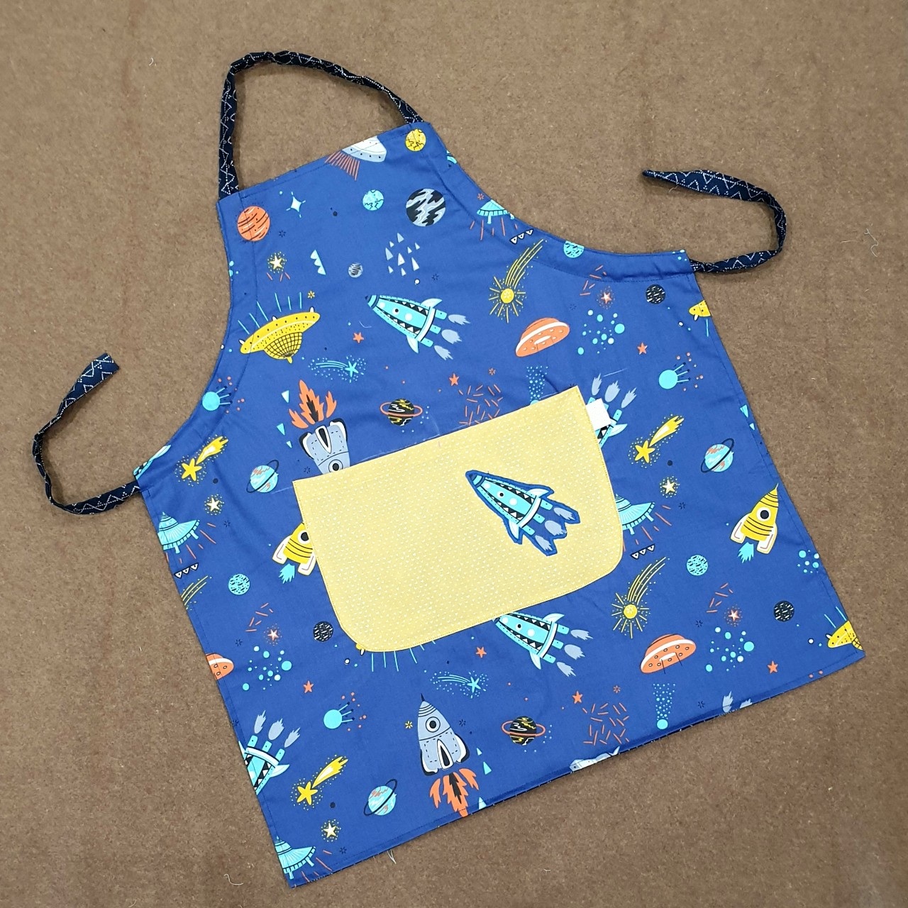 Tạp dề nấu ăn học vẽ handmade dùng được 2 mặt mẫu vũ trụ phi thuyền cá tính cho bé trai bé gái