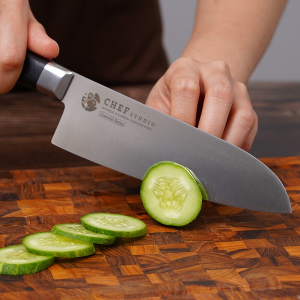 [Hàng chính hãng] Dao thái Chef Santoku 165mm đa năng, nhãn hiệu Chef Studio. Lưỡi thép không gỉ AUS8, độ cứng lên đến 59HRC, cán gỗ pakka full-tang chắc chắn, nắp chặn bằng thép không gỉ