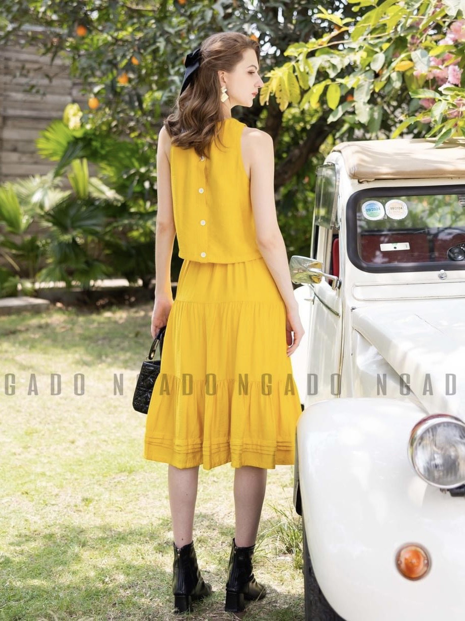 Hình ảnh Set áo váy croptop vàng NGADO, set thiết kế