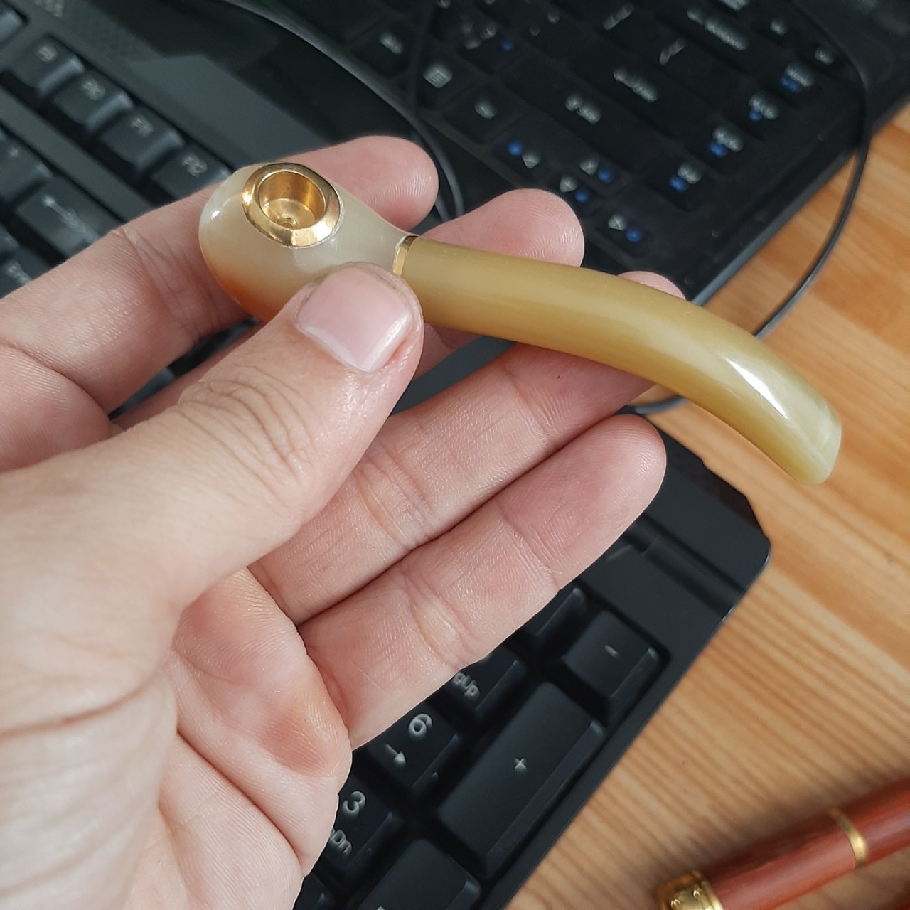 Tẩu thuốc nhựa sừng kiêm đầu lọc thuốc giúp sành điệu hơn và hỗ trợ lọc thuốc