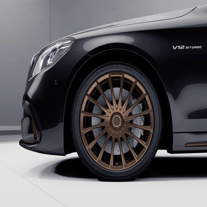 Decal tem chữ V8 Biturbo dán hông xe Mercedes. Chất liệu nhựa ABS mạ crom, kích thước 19*2.3cm.