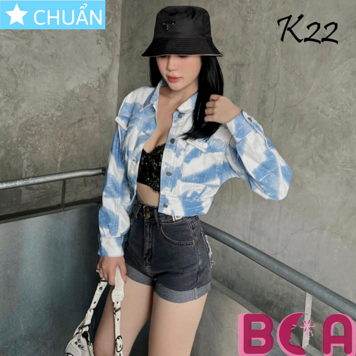 Áo khoác Jeans nữ K22 ROSATA tại BCASHOP màu xanh phối trắng cá tính và thời trang, thể hiện gu thời trang và đẳng cấp