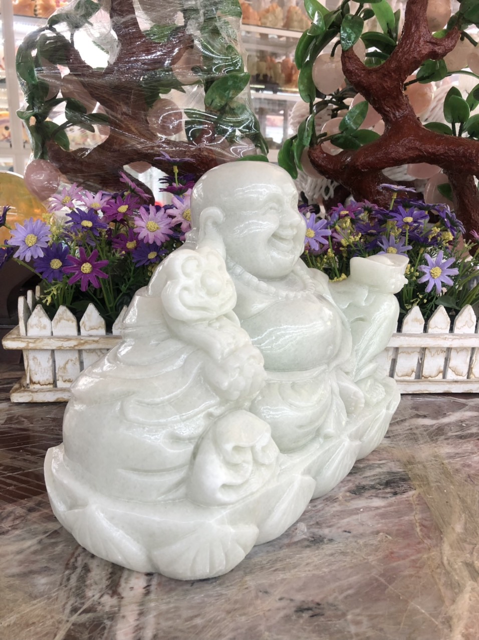 Tượng Phật Di Lặc ngồi cầm thỏi vàng và gậy như ý phong thủy đá cẩm thạch trắng xanh - Dài 30 cm
