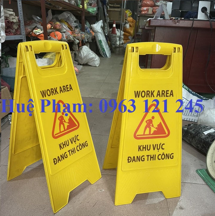 Biển cảnh báo chữ A đang sửa chữa