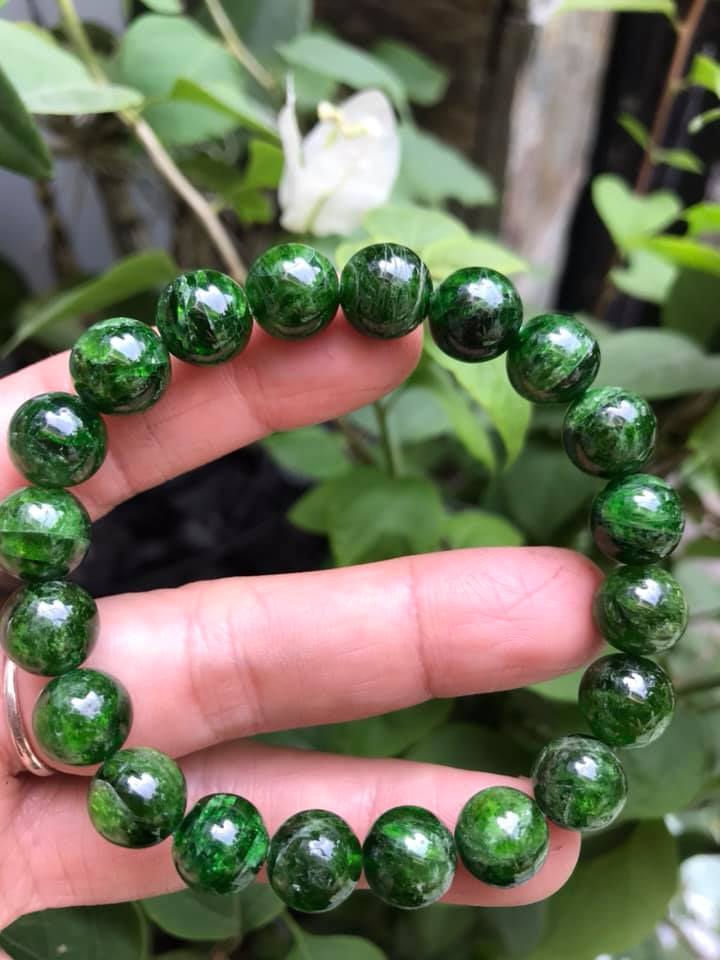 VÒNG TAY ĐÁ DIOPSIDE 10MM ĐẸP XUẤT SẮC LUÔN 100% ĐÁ DIOPSIDE TỰ NHIÊN CAO CẤP ĐẸP ĐEO SANG TAY NỮ MỆNH MỘC MỆNH HỎA CHUẨN HỢP MÀU XANH LÁ NGỌC SÁNG BÓNG ĐẸP XINH