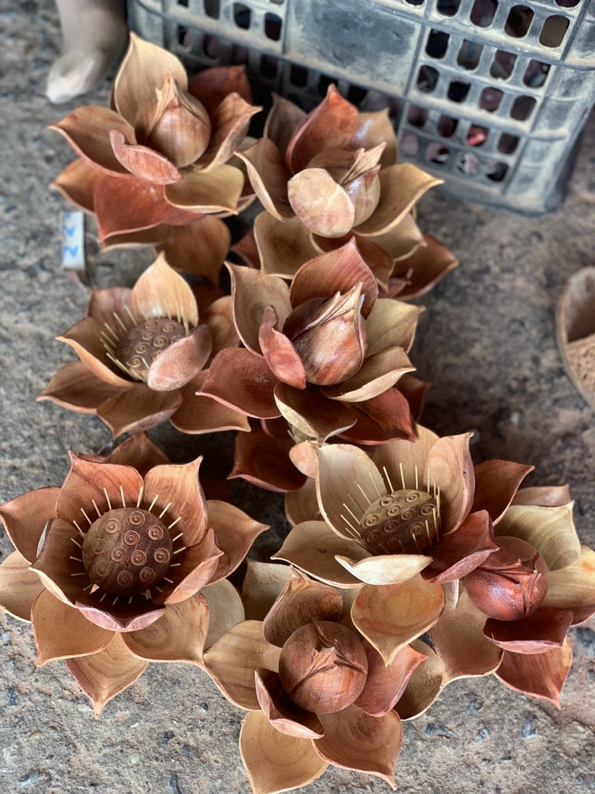 1 bình hoa sen 25 cành , trang trí phòng thờ phòng khách bằng gỗ hương đỏ đẹp long lanh ,