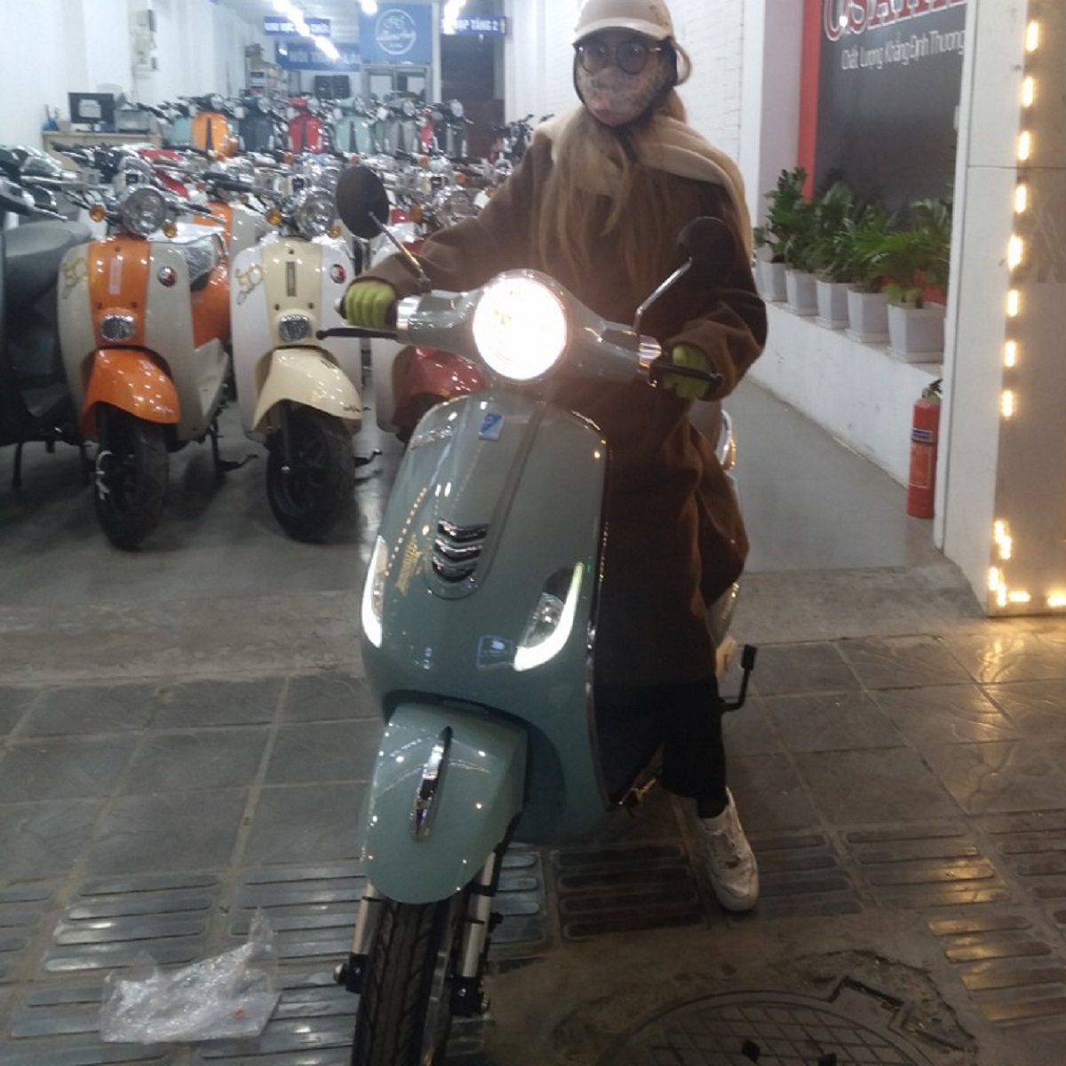 SẠC DÀNH CHO XE MÁY ĐIỆN VESPA CHUYÊN DỤNG - SIÊU BỀN - DÒNG ĐIỆN CHUẨN - NGẮT ĐIỆN TUYỆT ĐỐI - BẢO VỆ XE - KÉO DÀI TUỔI THỌ ẮC QUY - LOẠI 60V-20AH HOẶC 48V-20AH CHÂN ĐẶC