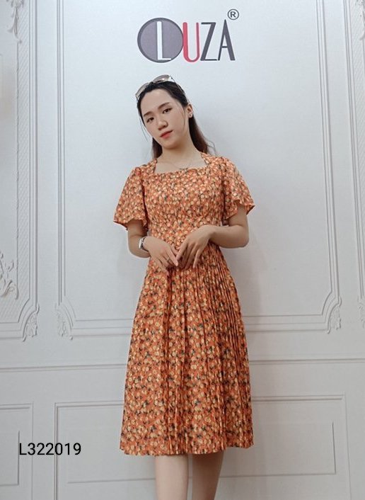 Váy lụa nền cam hoa nhí cổ vuông tay cánh tiên