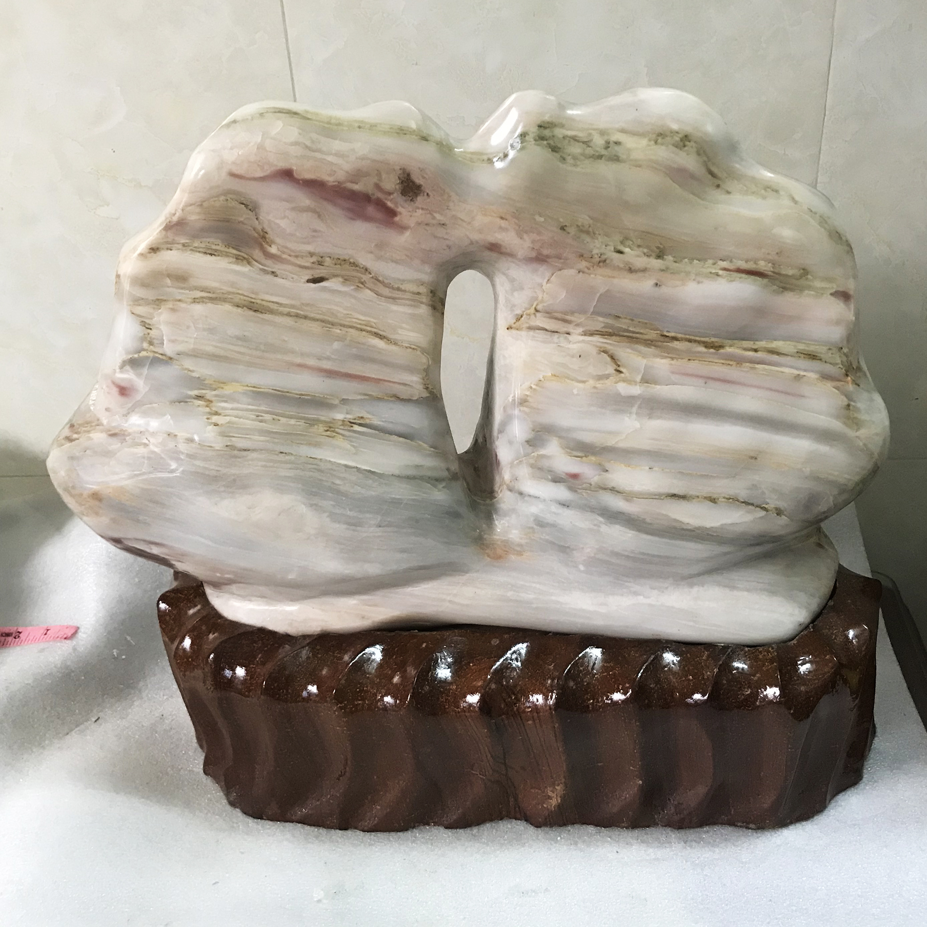 Đá tự nhiên màu hồng ngũ sắc hình cánh buồm  cao 35 cm nặng 20 kg cho người mệnh Thổ và hỏa datunhien